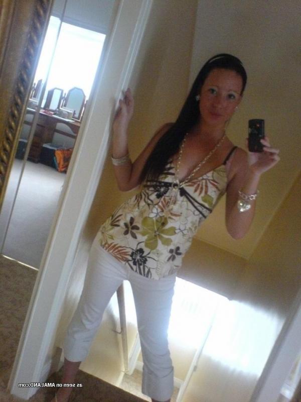 14P Collection of a kinky non-nude chick camwhoring at home