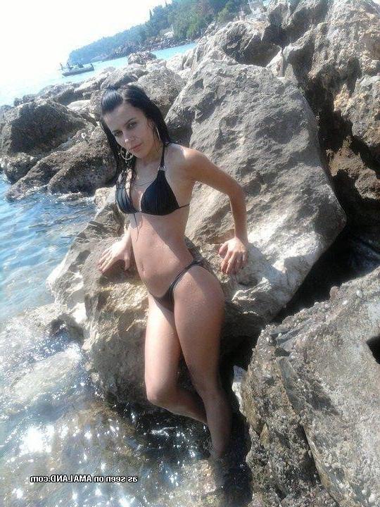 10P Collection of an amateur non-nude chick posing for her BF