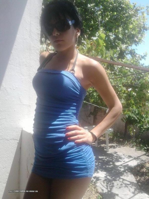 10P Collection of an amateur non-nude chick posing for her BF