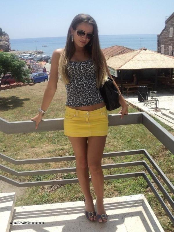 10P Collection of an amateur non-nude chick posing for her BF