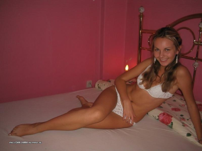 10P Gallery of a naughty slim chick posing in her underwear
