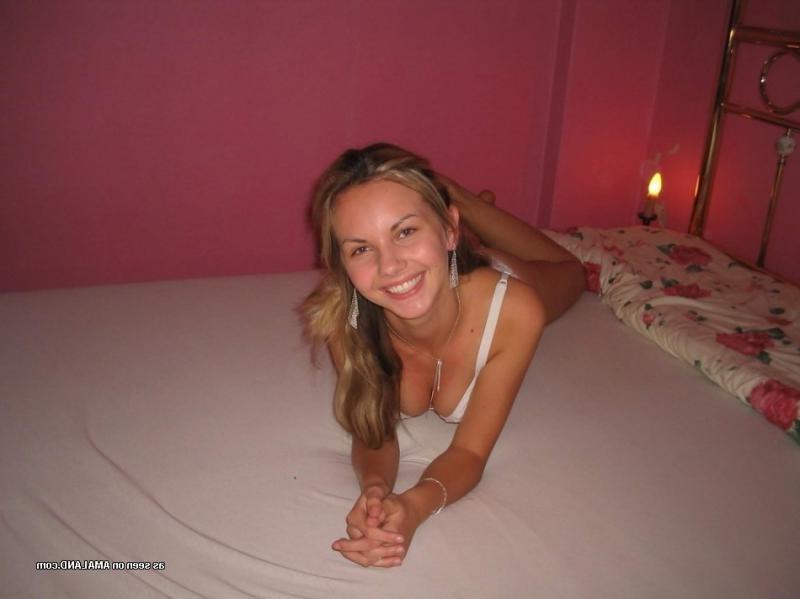 10P Gallery of a naughty slim chick posing in her underwear