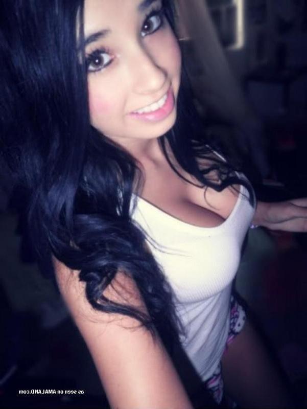 14P Girlfriend shows off her fine round tits in sexy selfies