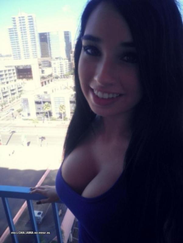 14P Girlfriend shows off her fine round tits in sexy selfies