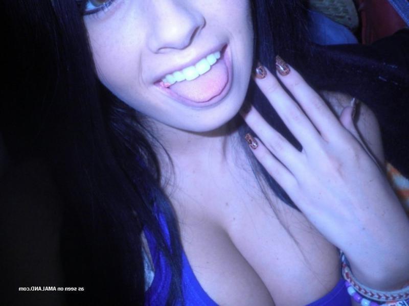 14P Girlfriend shows off her fine round tits in sexy selfies