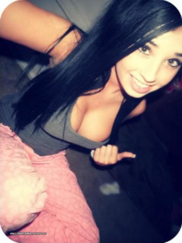 14P Girlfriend shows off her fine round tits in sexy selfies