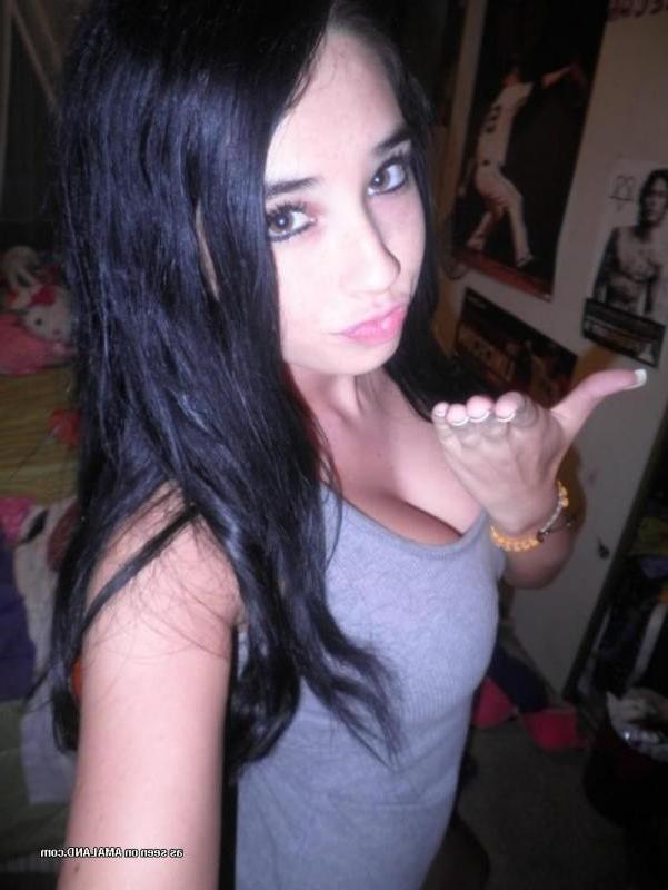 14P Girlfriend shows off her fine round tits in sexy selfies