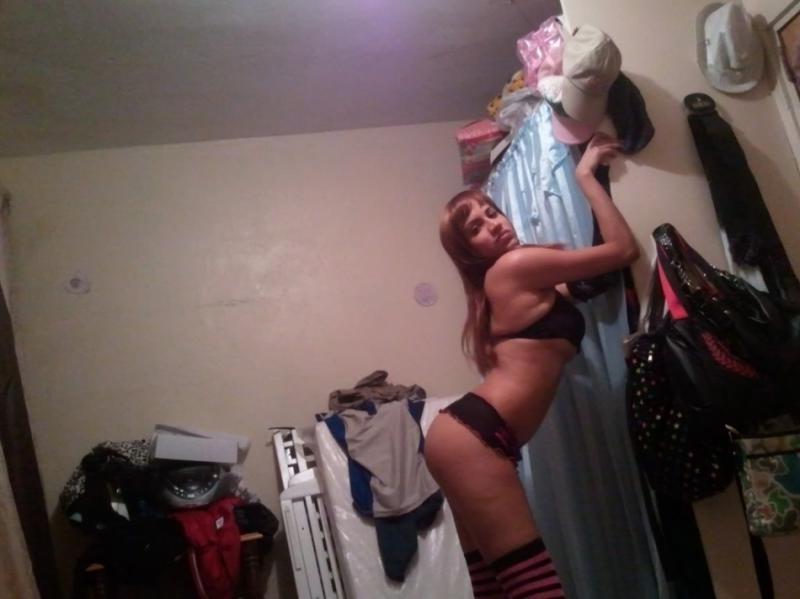 10P Babe teasing on cam while posing in black lingerie