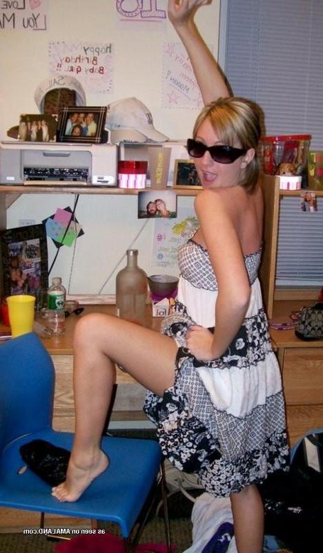 10P Gallery of sexy non-nude girlfriends teasing the camera