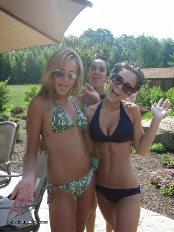 10P Flaming hot sexy bikini babes under the sun