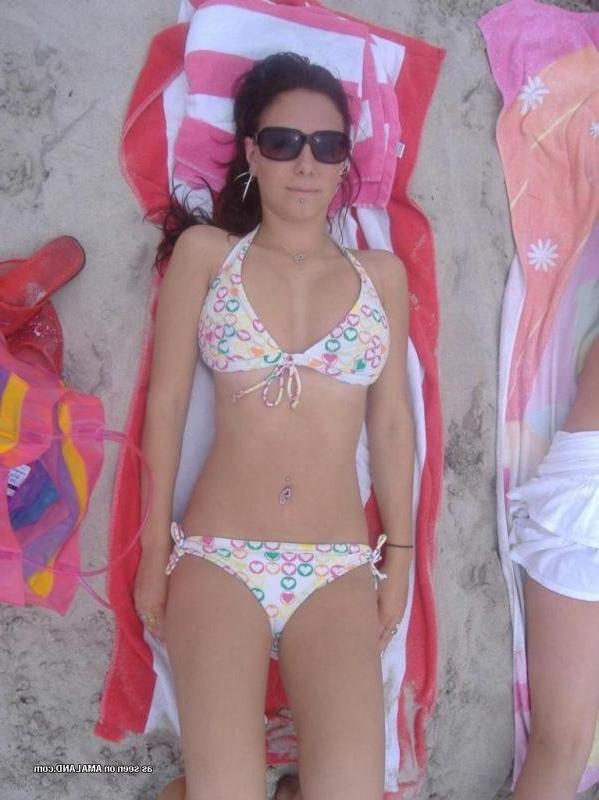 14P Hot amateur girlfriends in sexy bikinis at the beach