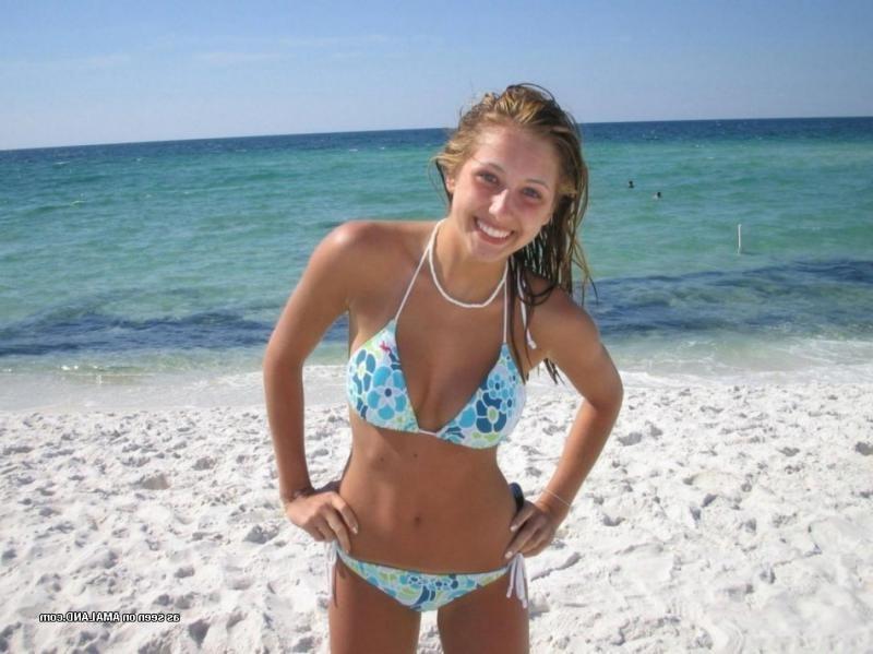 14P Hot amateur girlfriends in sexy bikinis at the beach