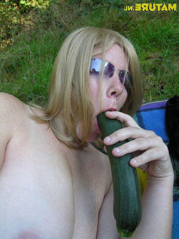 16P big nipple housewife toys her fury cooch in the woods