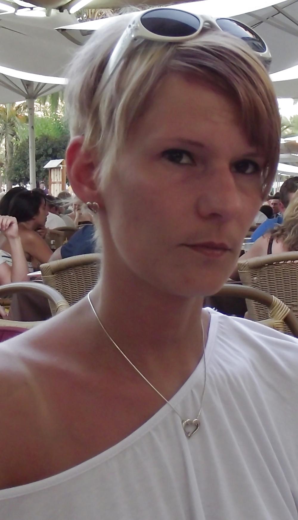 7P Housewife in bikini