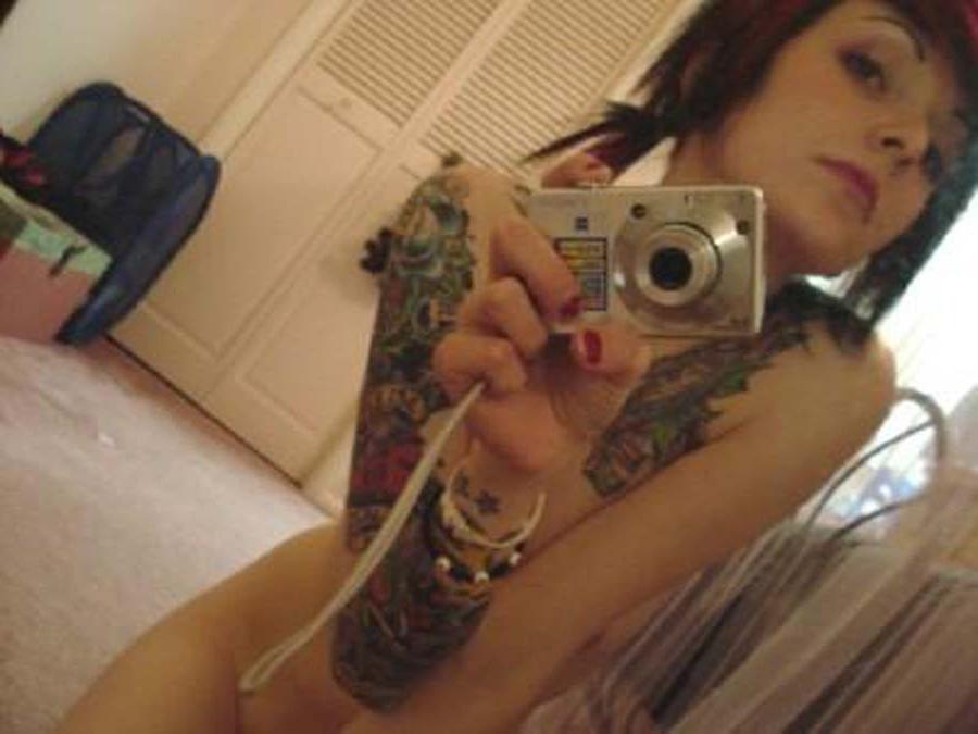 15P Amateur gothic girlfriends being naughty on cam