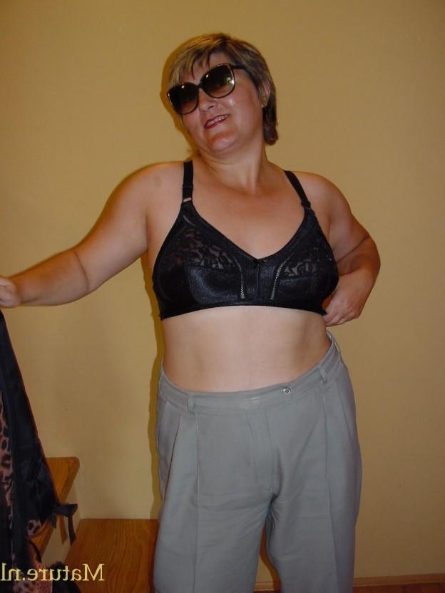 16P This housewife just loves to show you her hairy pussy