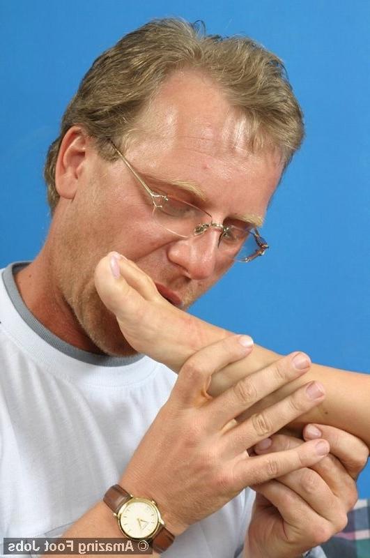12P Toe sucking dude gets his lady wet