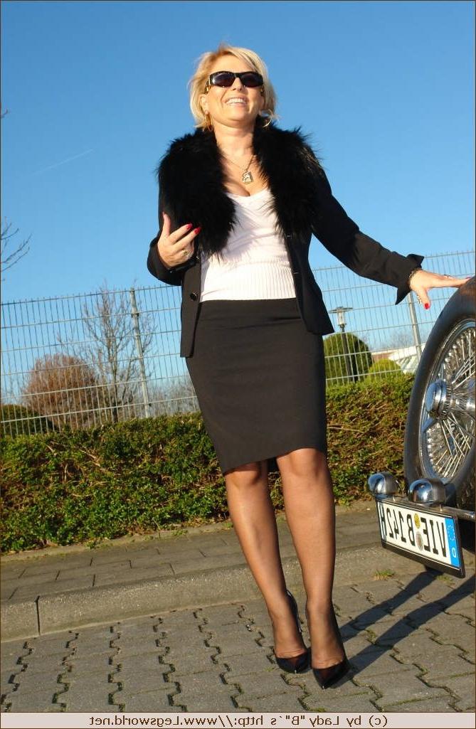 12P Elegant stocking lady with hot retro car