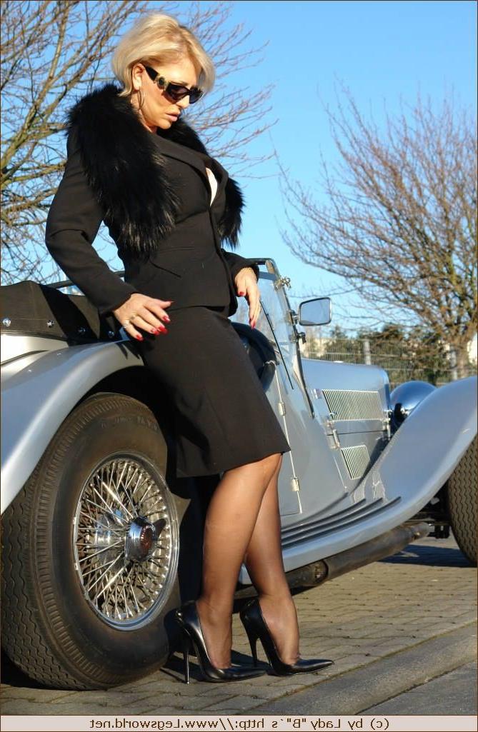 12P Elegant stocking lady with hot retro car