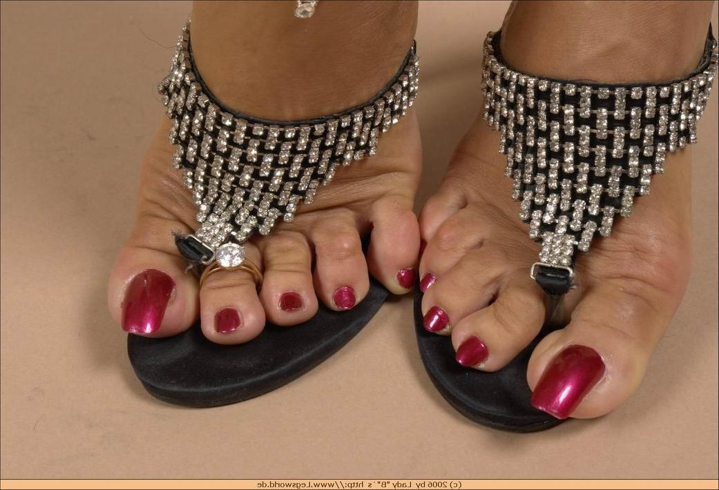 12P Brunette german lady displays her sexy feet