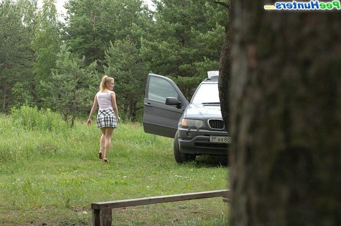 15P Cute blondie stops her car to take a piss outdoors