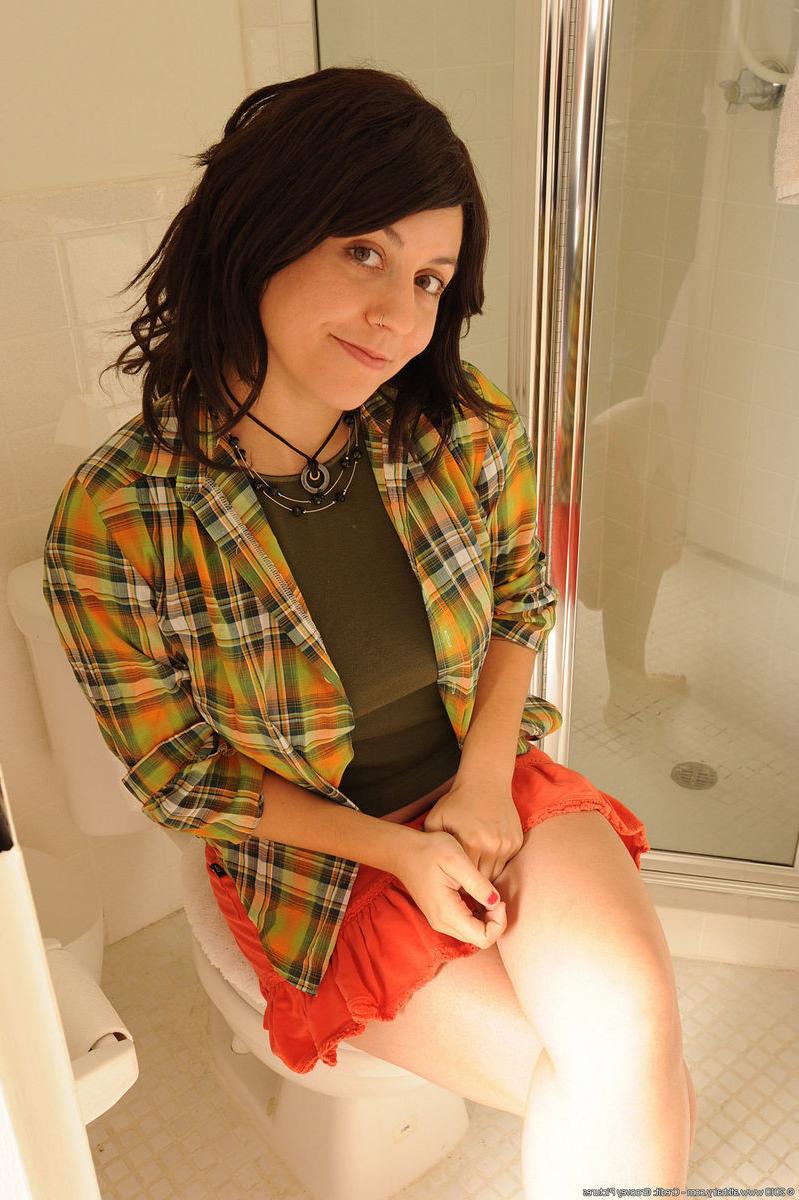 15P Natural hairy amateur peeing over the toilet