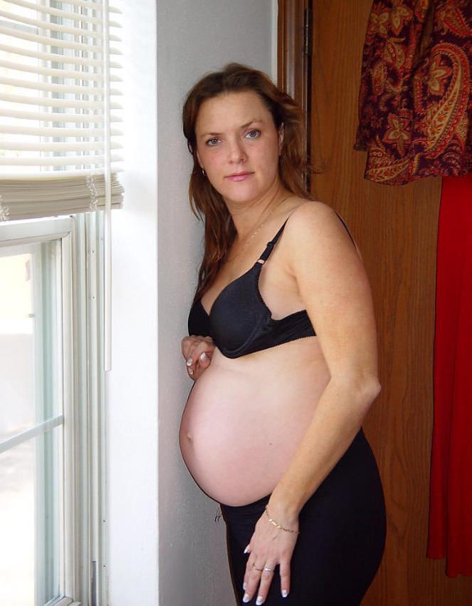 15P Housewife preggo exposing her belly