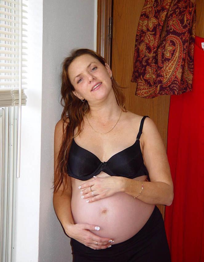 15P Housewife preggo exposing her belly