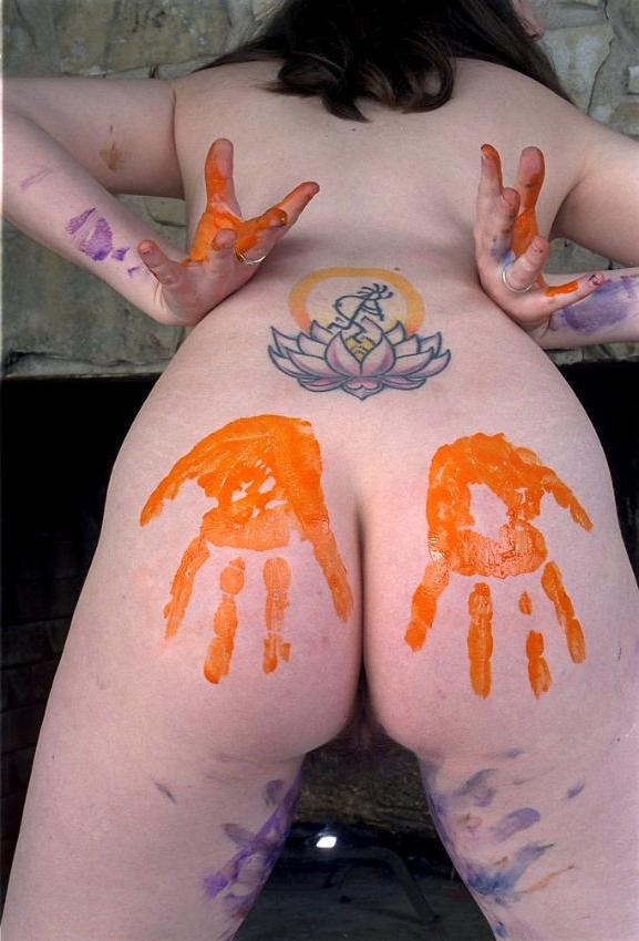 15P Some babe painting her preggo belly