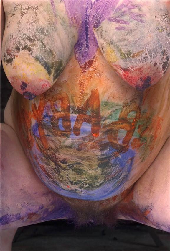 15P Some babe painting her preggo belly