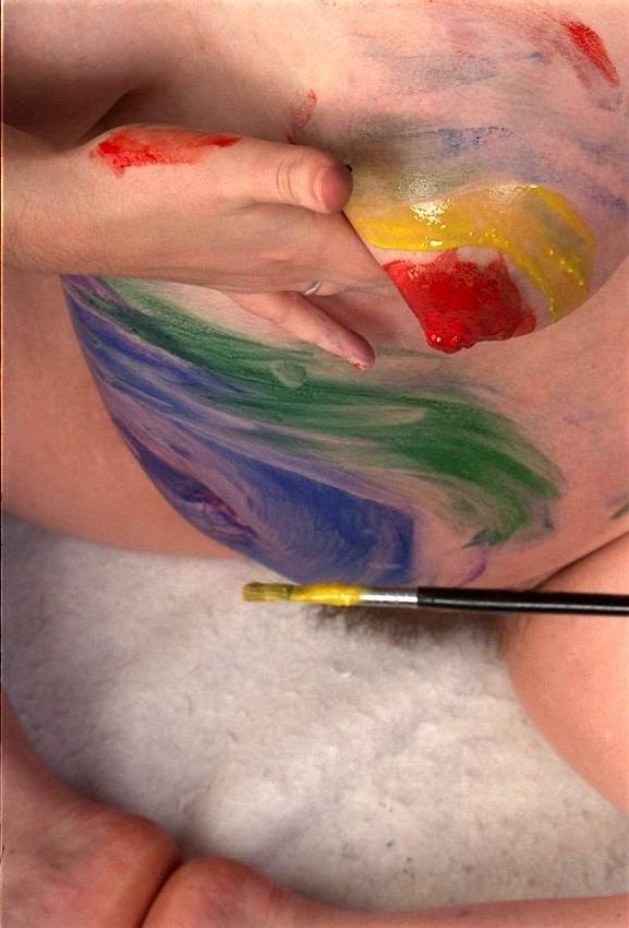 15P Some babe painting her preggo belly
