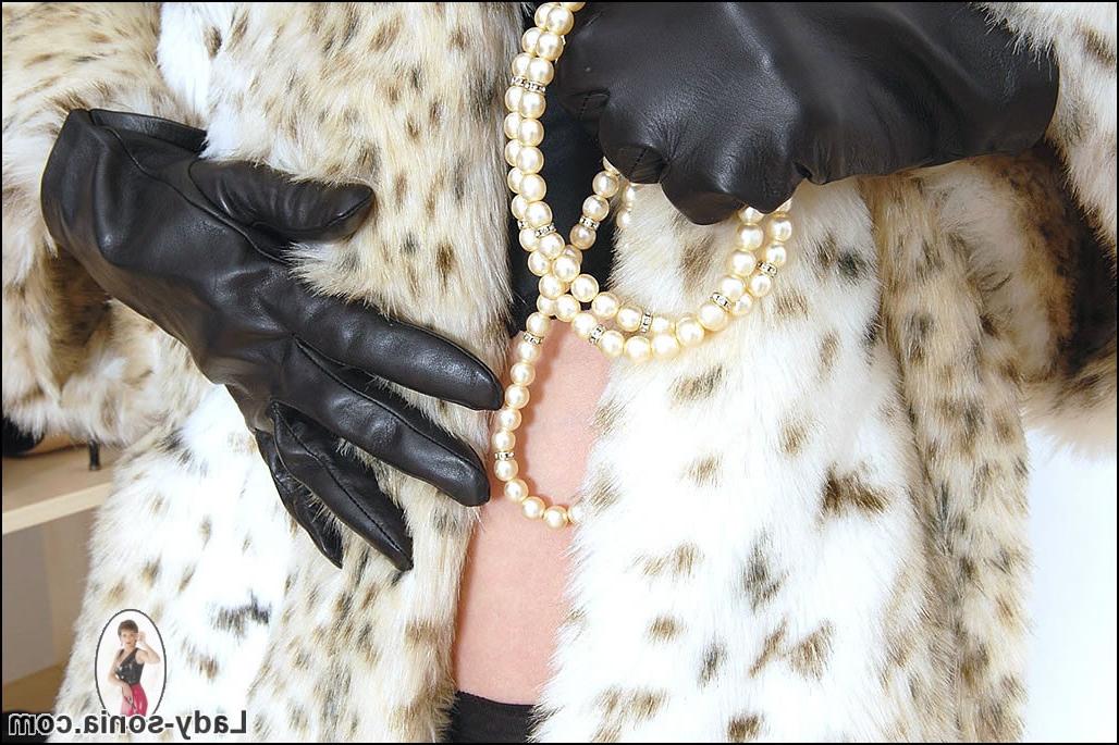 15P Fur coat leather gloves and black nylons and heels mature vamp