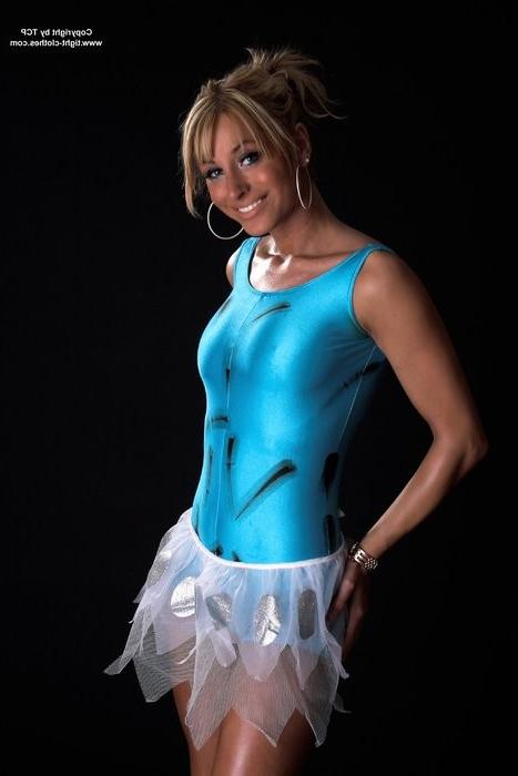 16P Sweet blonde in tight clothes has a fat camel toe /
