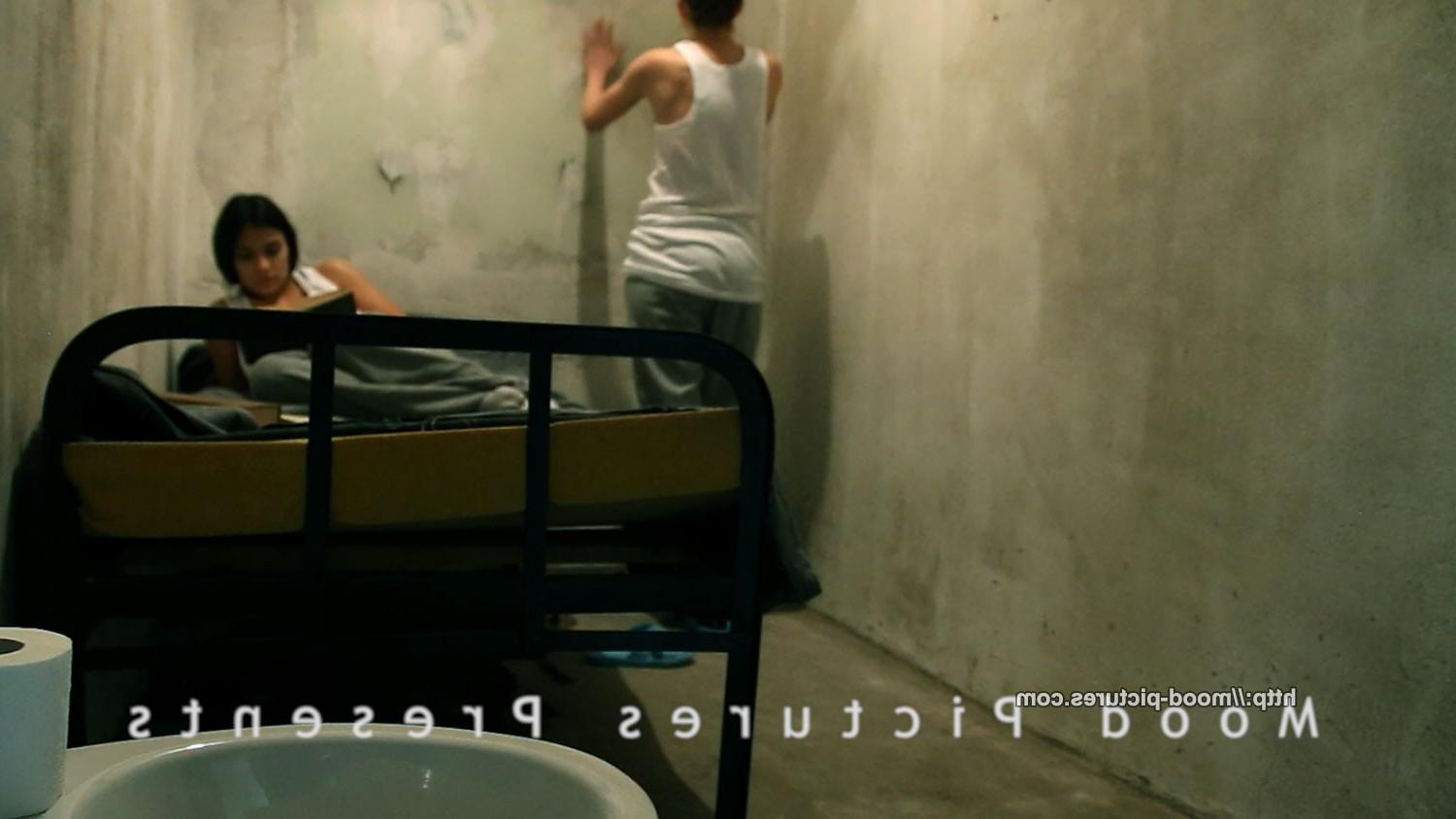 19P Jailhouse spanking reality show of female slaves whipped and can