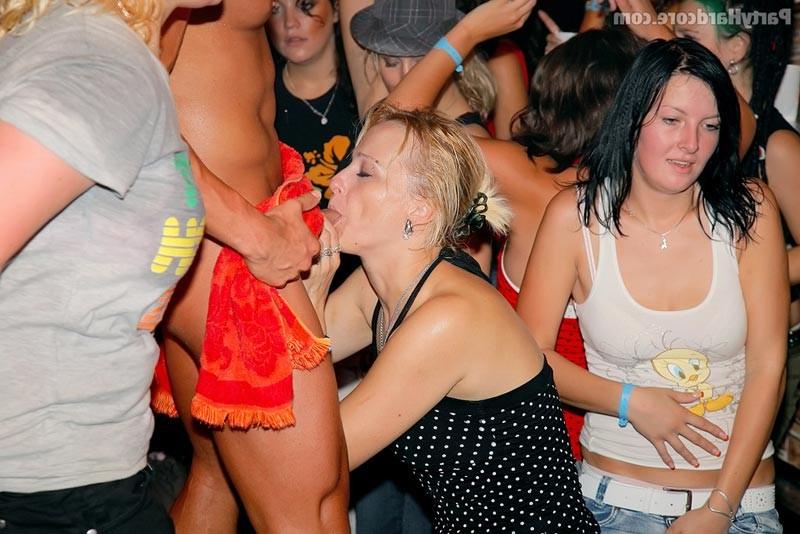 15P Amateur and nasty chicks hardcore fucking at sex party