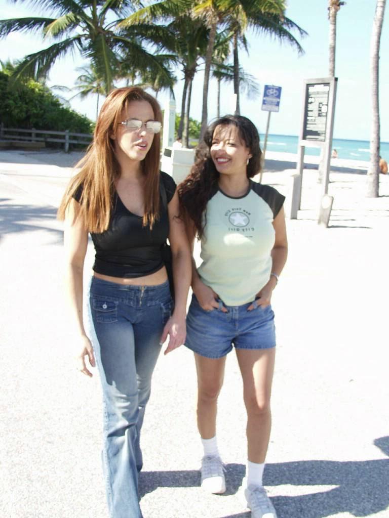 15P Lucky guy fucking two awesome sluts