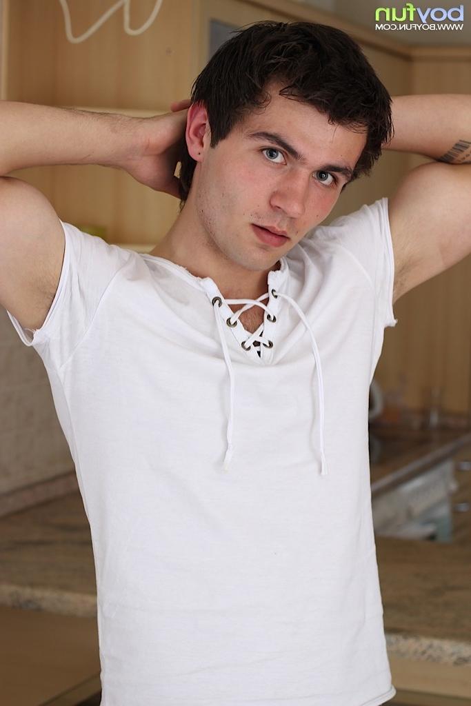 15P Hairy Justin Walker busts a nut all over his chest.