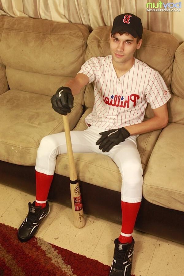 15P Athletic stud London Sawyer jerks off after baseball game