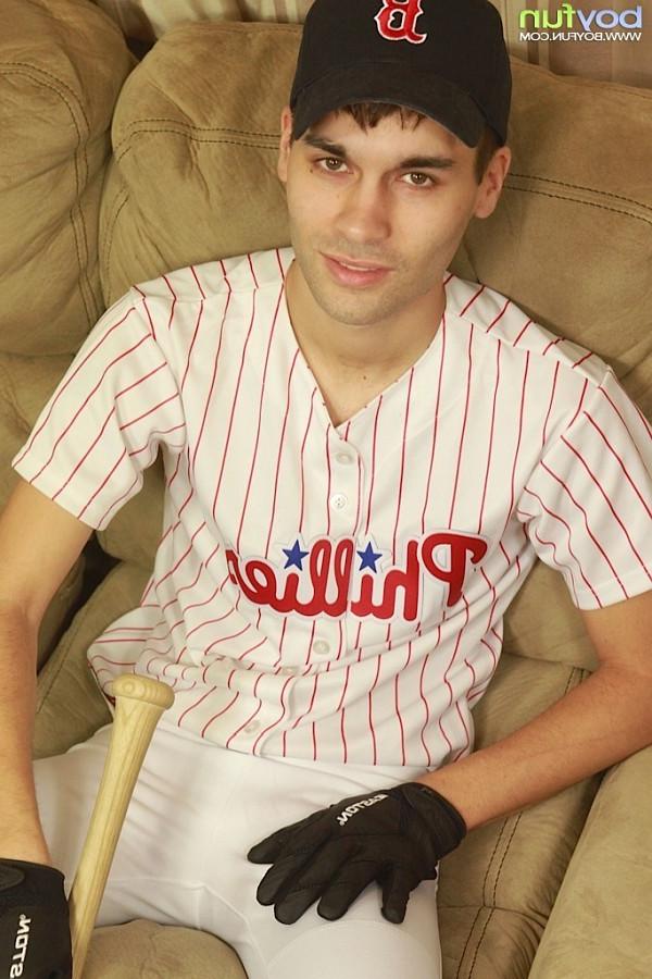15P Athletic stud London Sawyer jerks off after baseball game