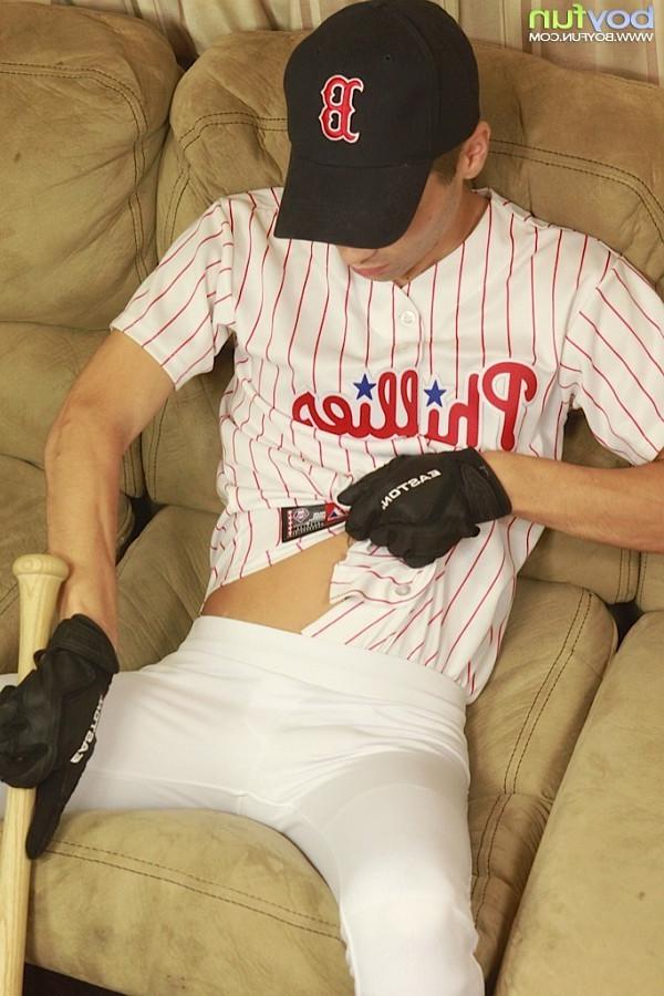 15P Athletic stud London Sawyer jerks off after baseball game
