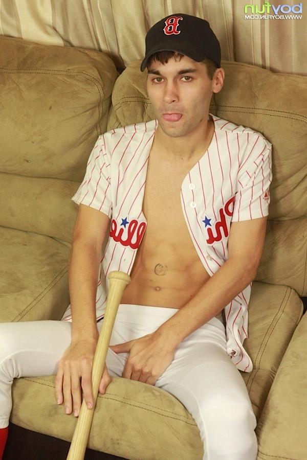 15P Athletic stud London Sawyer jerks off after baseball game