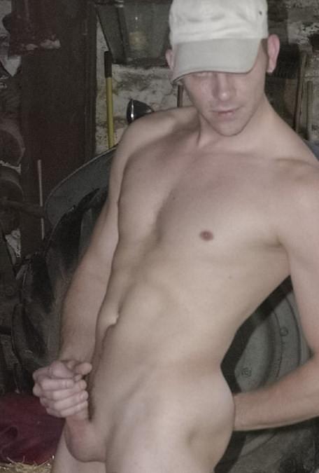 20P A smooth fellow showing and jerking off in the country shed