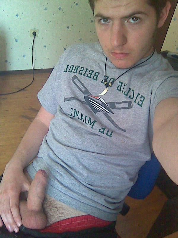 16P Pics of Australian hottie with a thick dick