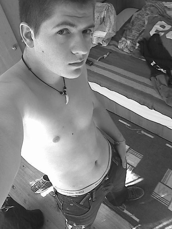 16P Pics of Australian hottie with a thick dick