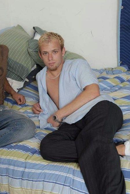 20P Blond dude getting fucked by dark haired n cumming on his belly