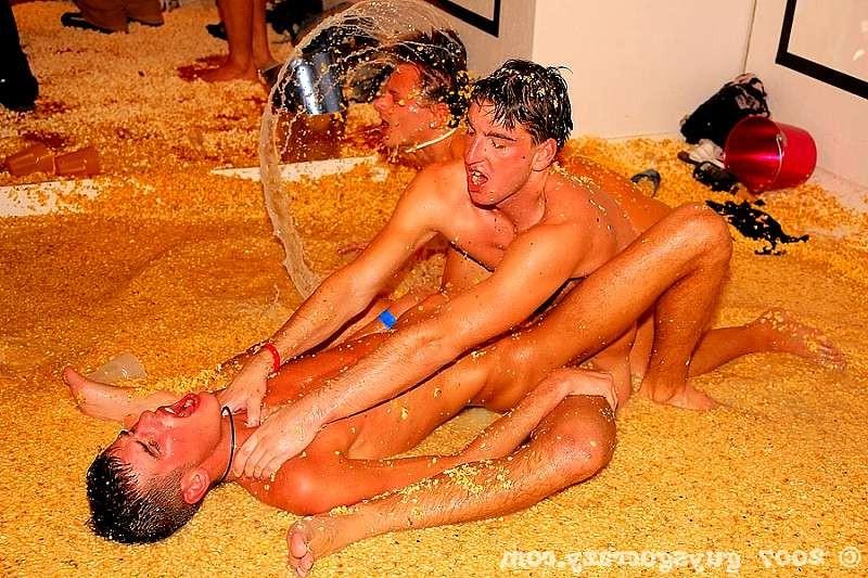20P Hunk exploring the tight asshole of a drunk gay