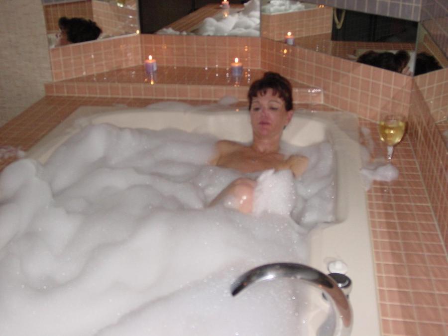 15P Amateur mature lady being naughty on cam