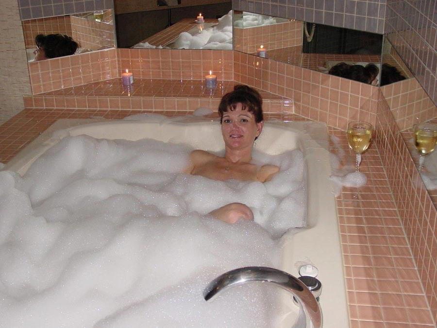 15P Amateur mature lady being naughty on cam