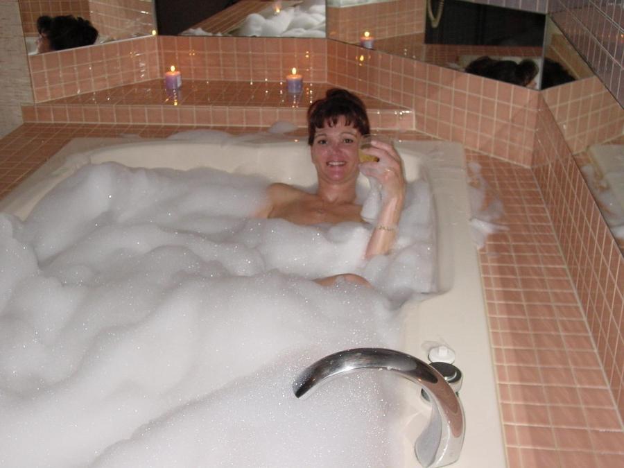 15P Amateur mature lady being naughty on cam