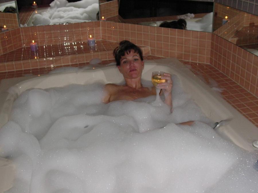 15P Amateur mature lady being naughty on cam
